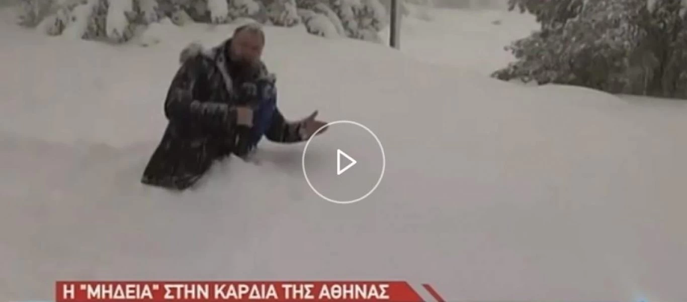 Ρεπόρτερ περπατάει στα… γόνατα για να δείχνει πολύ το χιόνι (βίντεο)